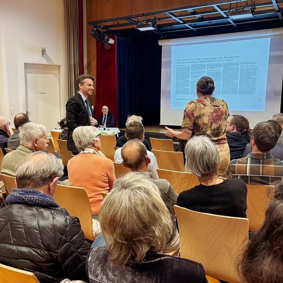 Nicolas Bandle spricht an der Informationsveranstaltung zum EU-Paket in Küsnacht